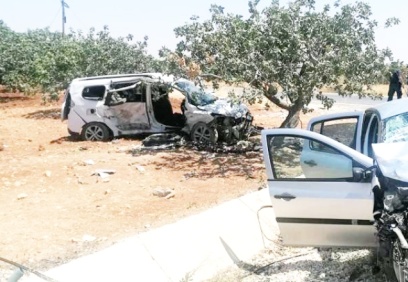 İki araç kafa kafaya çarpıştı, 8 kişi yaralandı