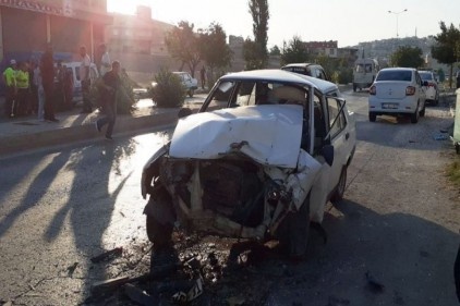 İki aracın kafa kafaya çarpışması sonucu 4 kişi yaralandı