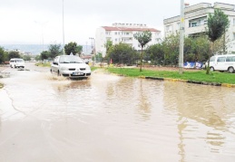 İki gün yağmur yağdı, yollar göle döndü