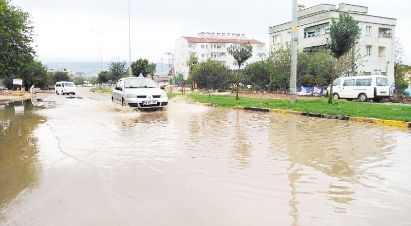 İki gün yağmur yağdı, yollar göle döndü