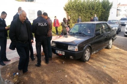İki güvenlik görevlisini bıçakladı