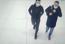 İki hırsız tamir süsü verdikleri, lüks aracın plakasını değiştirip çaldı