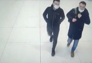 İki hırsız tamir süsü verdikleri, lüks aracın plakasını değiştirip çaldı