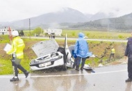 İki otomobil çarpıştı, 3 ölü, 13 yaralı var