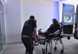 İki otomobil çarpıştı: 3 yaralı