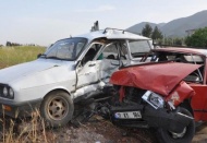 İki otomobil çarpıştı 