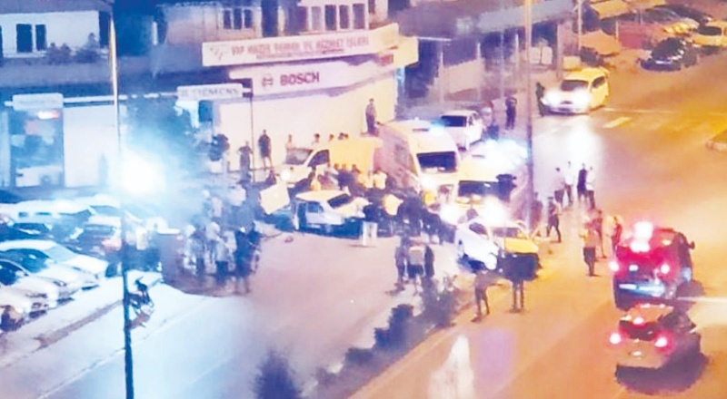 İki otomobil kafa kafaya çarpıştı, 4 yaralı