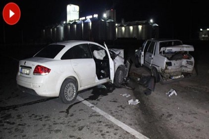 İki otomobil kavşakta çarpıştı: 8 yaralı