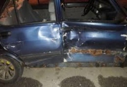 İki otomobil kavşakta çarpıştı 