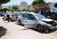 İki otomobilin kafa kafaya çarpıştı, 2 kişi yaralandı