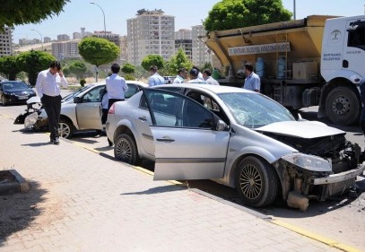 İki otomobilin kafa kafaya çarpıştı, 2 kişi yaralandı