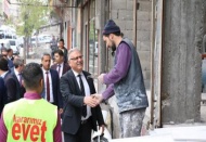 İki saatte 5 kilometrelik caddenin tamamını yürüdü