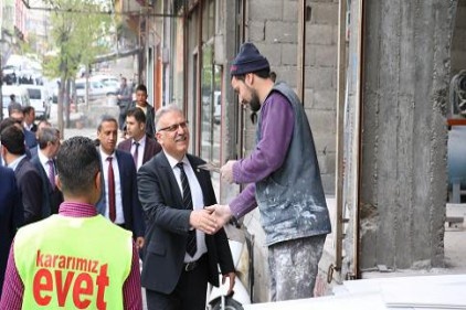İki saatte 5 kilometrelik caddenin tamamını yürüdü