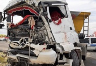 İki tır çarpıştı, sürücüleri yaralandı