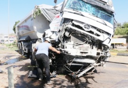 İki tır kafa kafaya çarpıştı