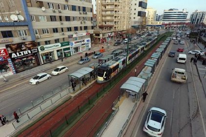 İki tramvayı birbirine bağlayarak, durakları uzattı