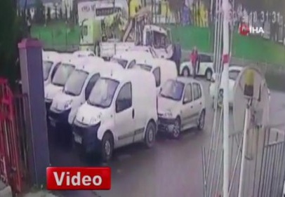İki vincin birbirine girme anı güvenlik kamerasına yansıdı