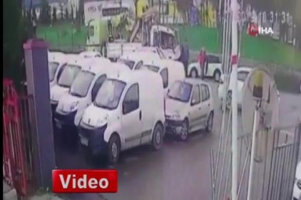 İki vincin birbirine girme anı güvenlik kamerasına yansıdı