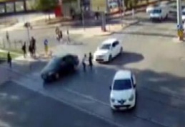 İki yayaya otomobil çarptı
