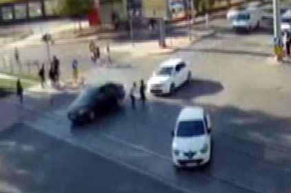 İki yayaya otomobil çarptı