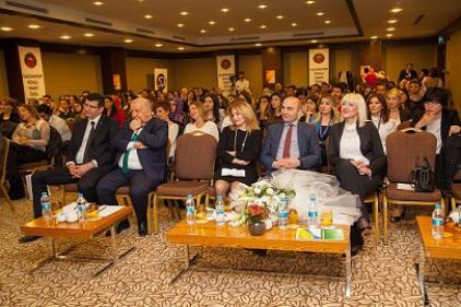 İki yüz İngilizce öğretmeni sertifika aldı