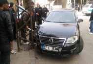 İki zanlı, otomobille elektrik direğine çarpınca yakalandı