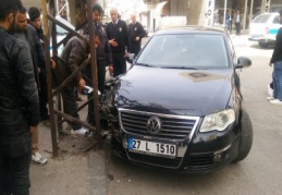 İki zanlı, otomobille elektrik direğine çarpınca yakalandı