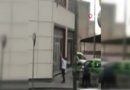 İkinci kattan düşen kediyi havada yakaladı 