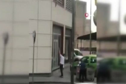 İkinci kattan düşen kediyi havada yakaladı 
