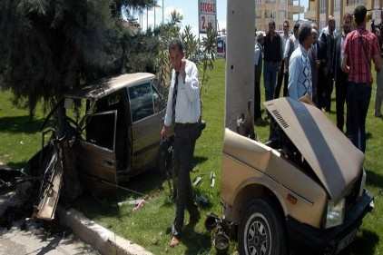 İkiye bölünen otomobilden sağ kurtuldu