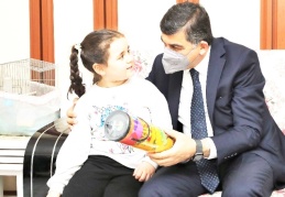 İkiz bebekleri ziyaret etti