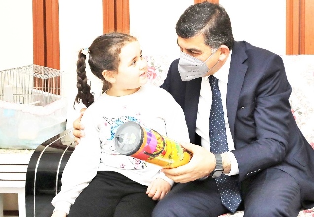 İkiz bebekleri ziyaret etti