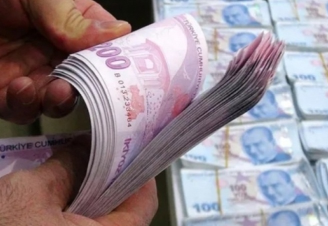 İktidara yakın Türkiye gazetesi, bazı banka müdürlerinin, kara listedekilere rüşvetle kredi verdiğini öne sürdü.