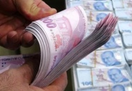 İktidara yakın Türkiye gazetesi, bazı banka müdürlerinin, kara listedekilere rüşvetle kredi verdiğini öne sürdü.