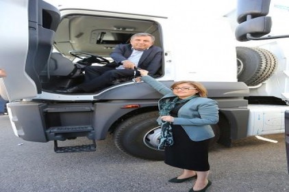 İlçe belediyelerine araç desteği sağlandı