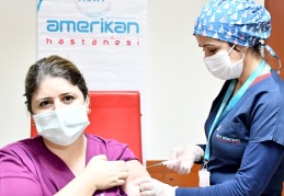 İlk aşı başhemşireye uygulandı