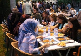 İlk iftarı öğrencilerle açtı