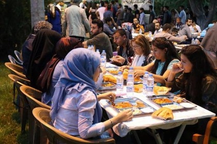 İlk iftarı öğrencilerle açtı