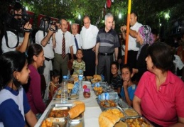 İlk iftarı vatandaşla birlikte açtılar