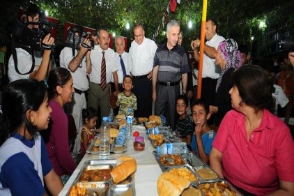 İlk iftarı vatandaşla birlikte açtılar