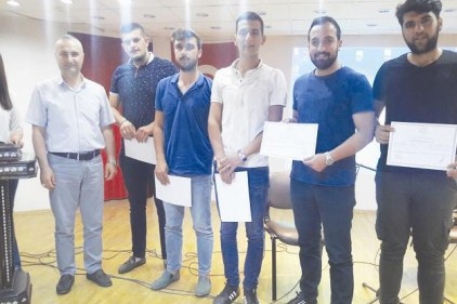 İlk yardım eğitimini tamamlayan öğrenciler sertifikalarını aldı 