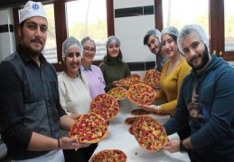 İlkokul öğrencileri için pizza yaptılar