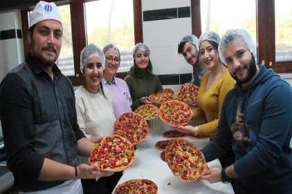 İlkokul öğrencileri için pizza yaptılar