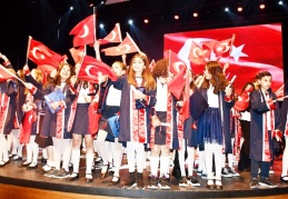 İlkokulda mezuniyet coşkusu