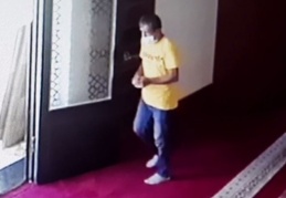 İmamın telefonunu çaldı