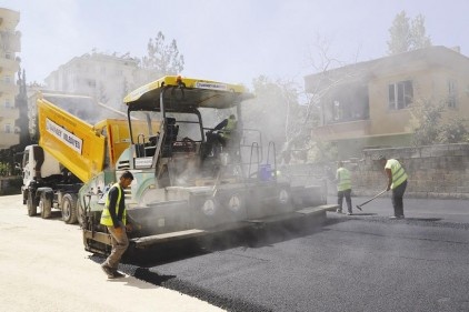 İmar yollarında asfalt kaplama çalışması yapılıyor