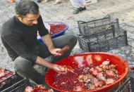 İmece usulü ile nar ekşisi yapıyorlar