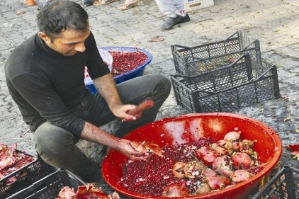 İmece usulü ile nar ekşisi yapıyorlar