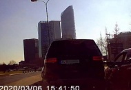İnatçı sürücülerin yol kavgası kamerada