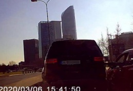 İnatçı sürücülerin yol kavgası kamerada